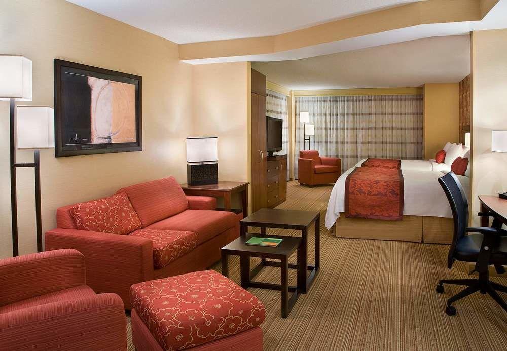 Courtyard By Marriott Calgary Airport Hotel Екстериор снимка