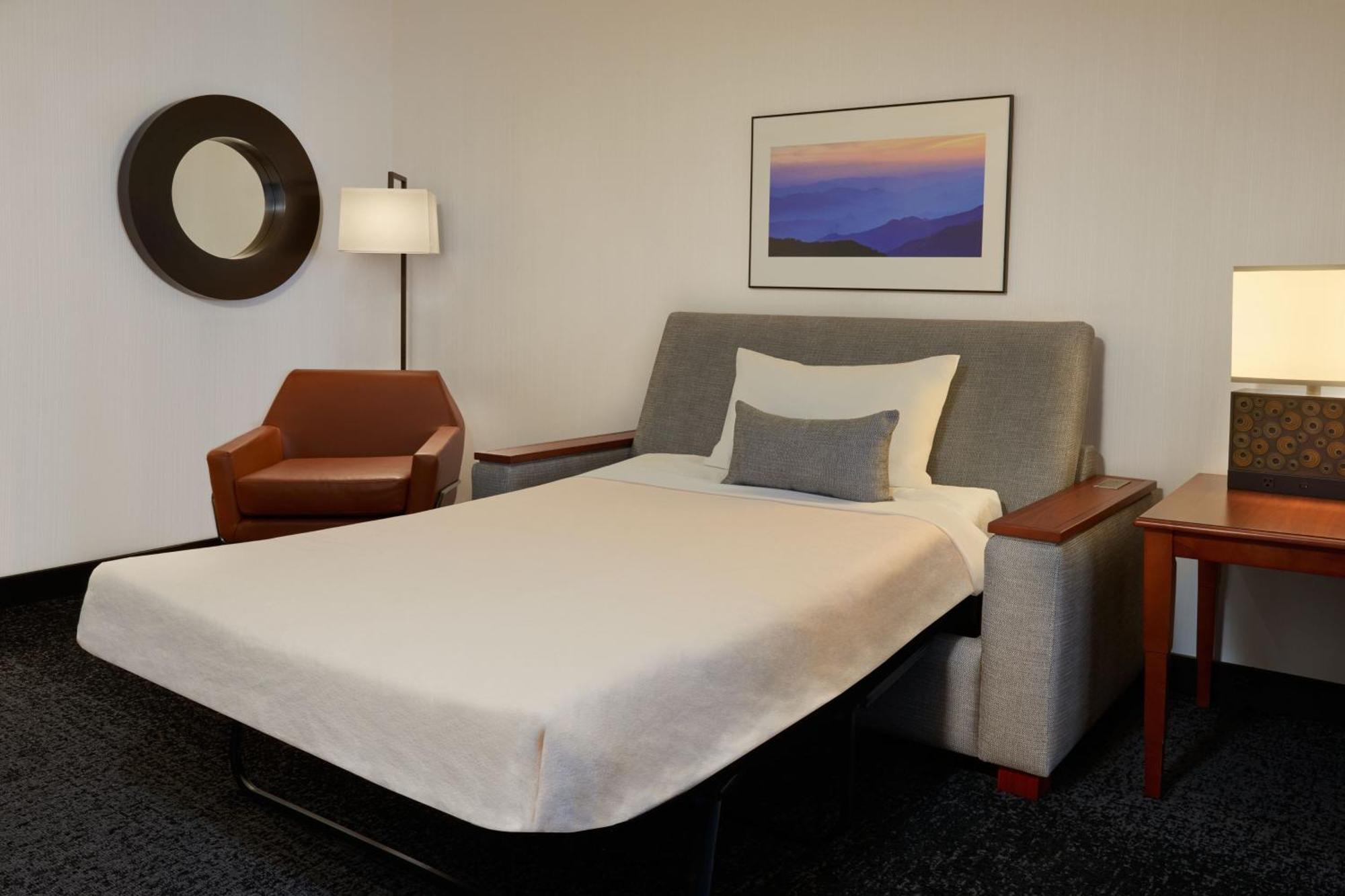 Courtyard By Marriott Calgary Airport Hotel Екстериор снимка