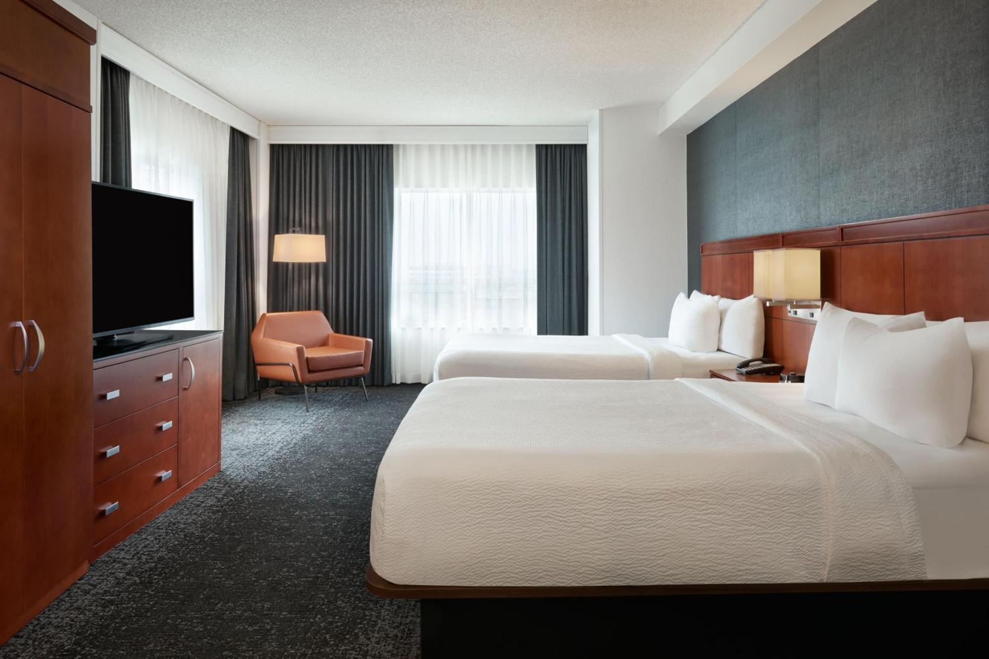 Courtyard By Marriott Calgary Airport Hotel Екстериор снимка