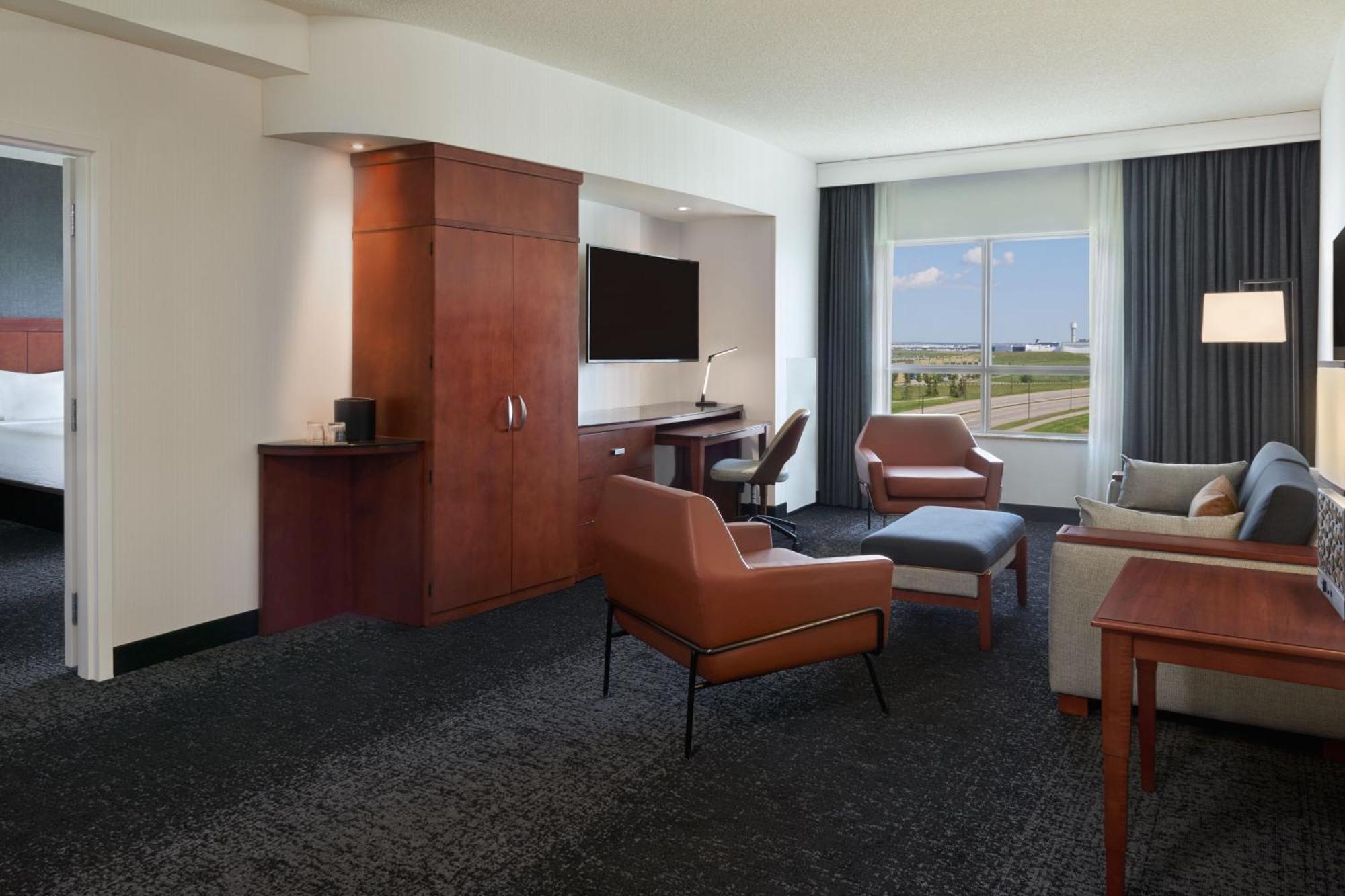 Courtyard By Marriott Calgary Airport Hotel Екстериор снимка