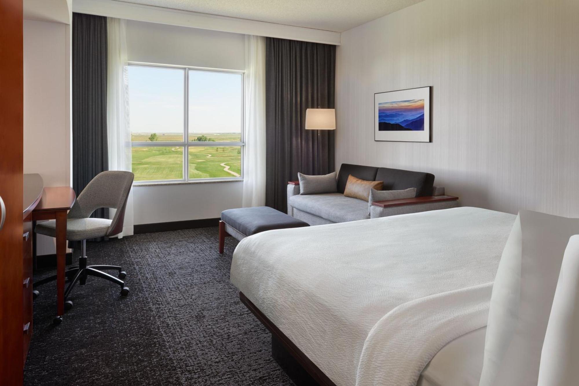 Courtyard By Marriott Calgary Airport Hotel Екстериор снимка