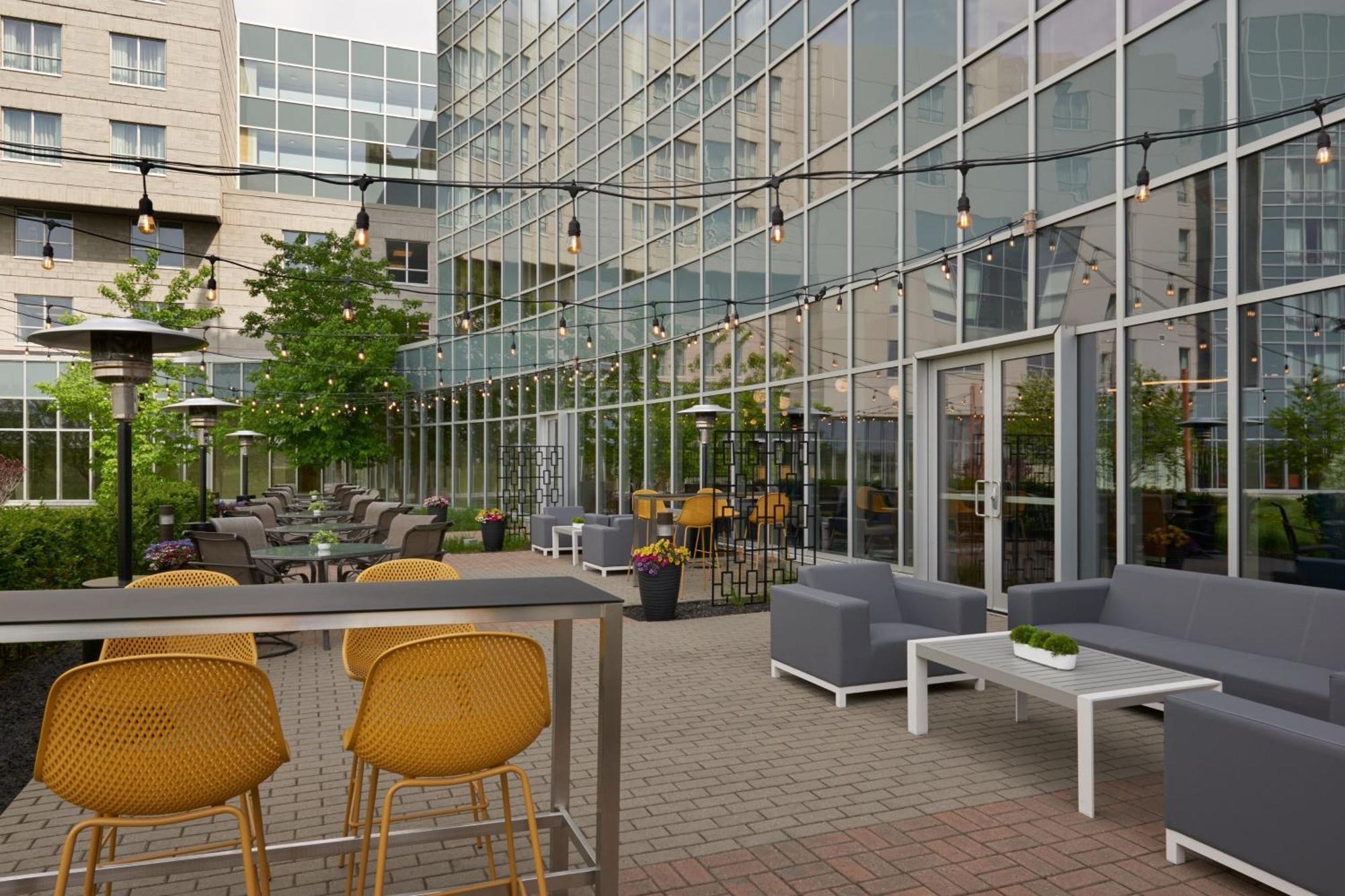 Courtyard By Marriott Calgary Airport Hotel Екстериор снимка