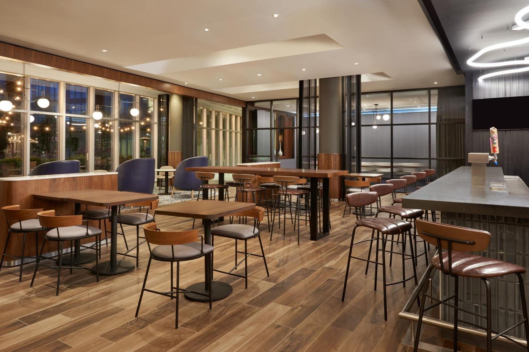 Courtyard By Marriott Calgary Airport Hotel Екстериор снимка
