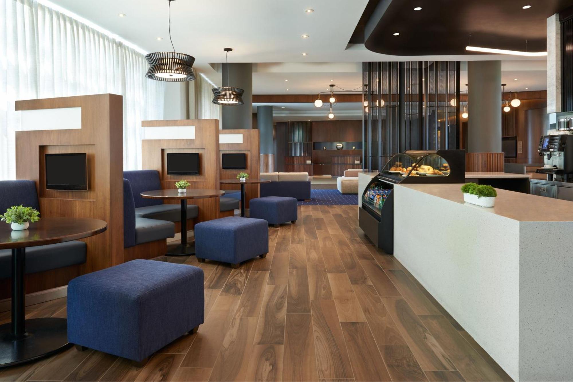 Courtyard By Marriott Calgary Airport Hotel Екстериор снимка