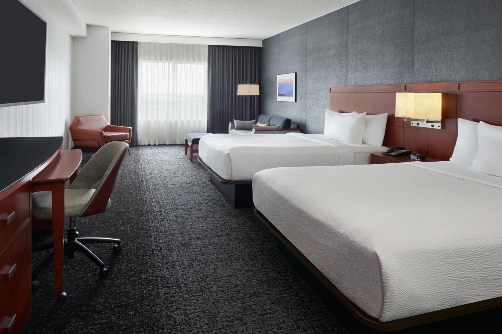 Courtyard By Marriott Calgary Airport Hotel Екстериор снимка