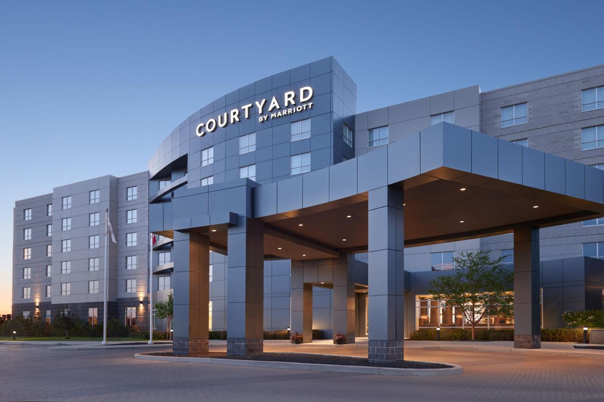 Courtyard By Marriott Calgary Airport Hotel Екстериор снимка