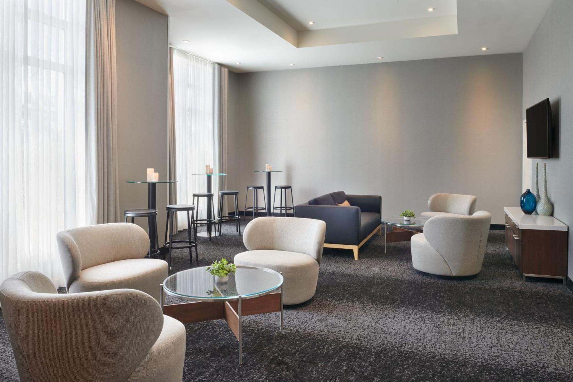 Courtyard By Marriott Calgary Airport Hotel Екстериор снимка
