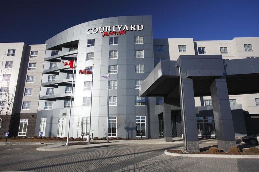 Courtyard By Marriott Calgary Airport Hotel Екстериор снимка